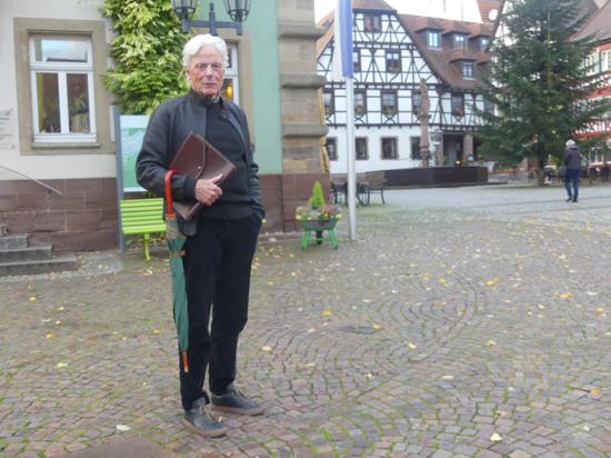 Frank Straub auf dem Marktplatz in Bretten vor dem alten Rathaus. 