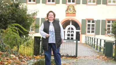 Hier vor dem ehemaligen Flehinger Wasserschloss, es beherbergt heute eine Bildungseinrichtung des Kommunalverbandes für Jugend und Soziales, Baden-Württemberg.