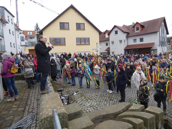 Am Lindenplatz im Oberderdinger Unterdorf begrüßt Bürgermeister Thomas Nowitzki die zahlreichen Gäste beim ersten Stopp des Kuchenreiterumzuges. Darunter an die 280 Kinder der Grundschule und der Kindergärten.