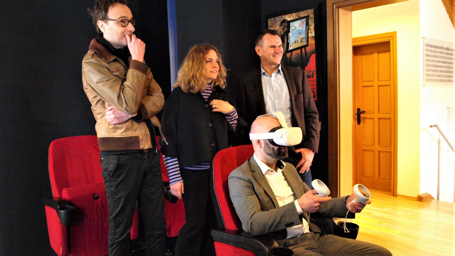 Die VR-Brille entführt in eine andere Welt, stellt Bürgermeister Kozel fest.