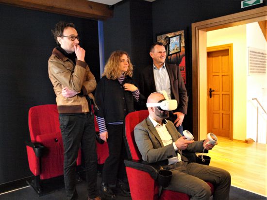 Die VR-Brille entführt in eine andere Welt, stellt Bürgermeister Kozel fest.