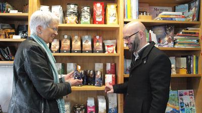 Bürgermeister Alexander Kozel informiert sich im HATUA-Laden über das aktuelle Fair Tade-Angebot