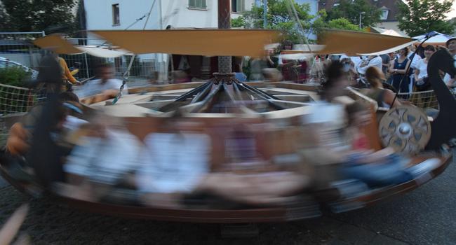 Manuell und schnell: Die handbetriebenen Karussells beim Fest 2015 erreichen ein ordentliches Tempo.