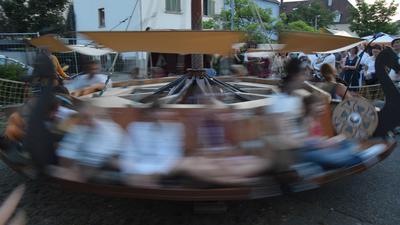 Manuell und schnell: Die handbetriebenen Karussells beim Fest 2015 erreichen ein ordentliches Tempo.