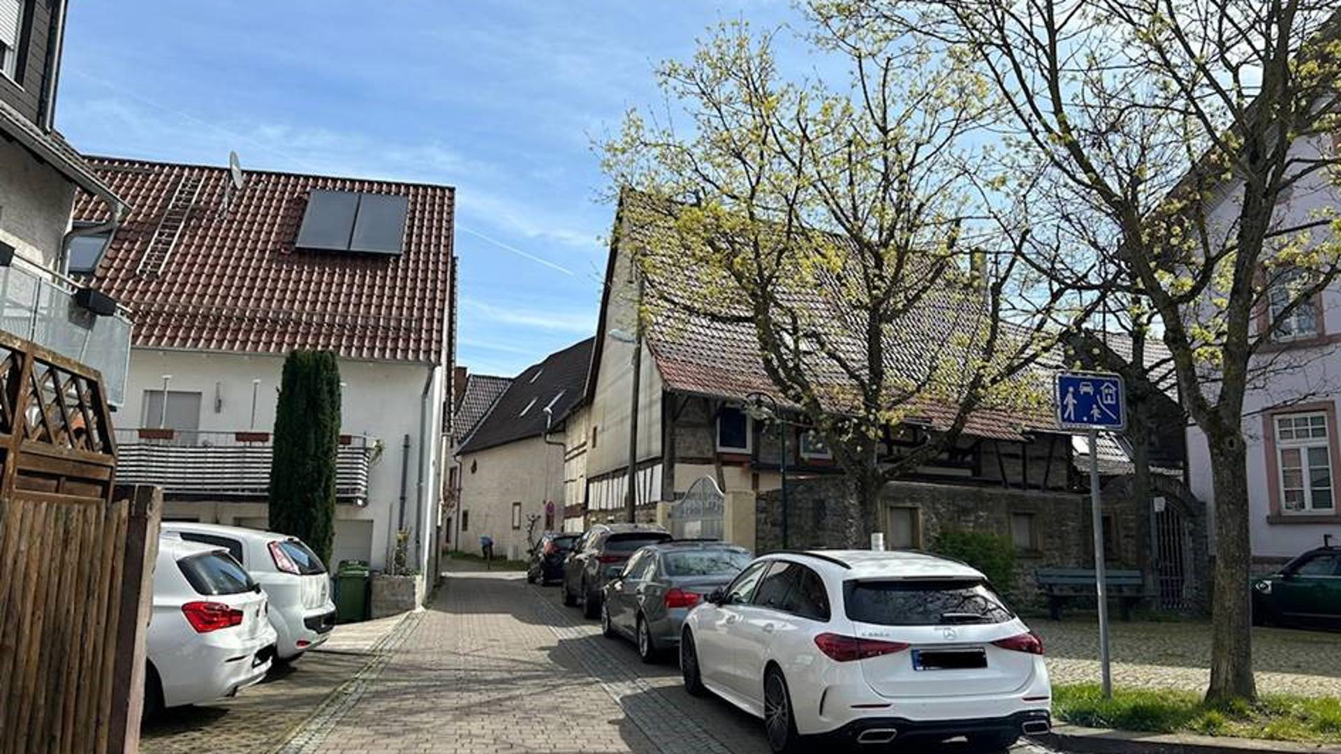Im verkehrsberuhigten Bereich ist Parken nur in ausgewiesenen Flächen erlaubt. Einige Autofahrer in der Alten Poststraße in Diedelsheim wissen das offenbar nicht.