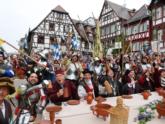 Eine Stadt feiert das Mittelalter: Das alljährliche Peter-und-Paul-Fest ist eines der größten Heimatfeste in Südwestdeutschland. Abertausend Gewandete feiern mit. 