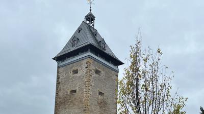 Der große Stadtbrand 1689 zerstörte unter anderem das Dach des Pfeiferturms. Die BI Heimat- und Denkmalpflege sorgte dafür, dass der Turm seit Juni 2009 wieder ein Dach hat.