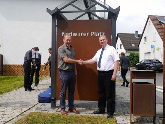 Ortsbürgermeister Michael Koch und der ungarische Bürgermeister Stefan Kovacs am Nadwarer Platz