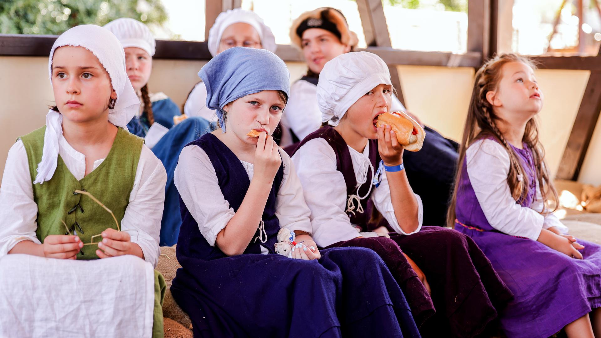 Eine Gruppe von Bauernmädchen macht ein Mittagspäuschen im Lager.