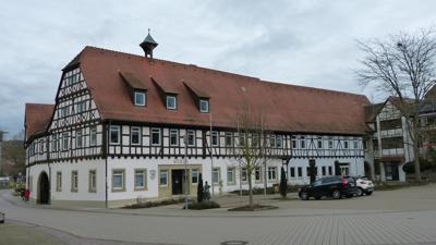 Das Kürnbacher Rathaus könnte Teil des kommunalen Nahwärmenetzes werden.