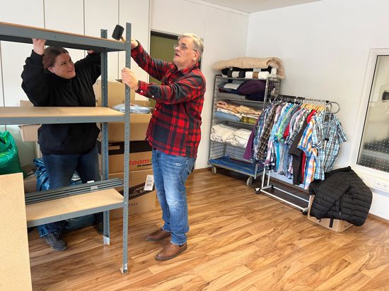 Es geht rund: Silke Müller und Peter Gasic von der Obdachlosenhilfe bauen die Regale für das neue Warenhaus auf. 