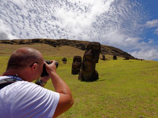 Reise-Fotograf Gernot Haida fotografiert die weltbekannten Statuen auf der Osterinsel.

