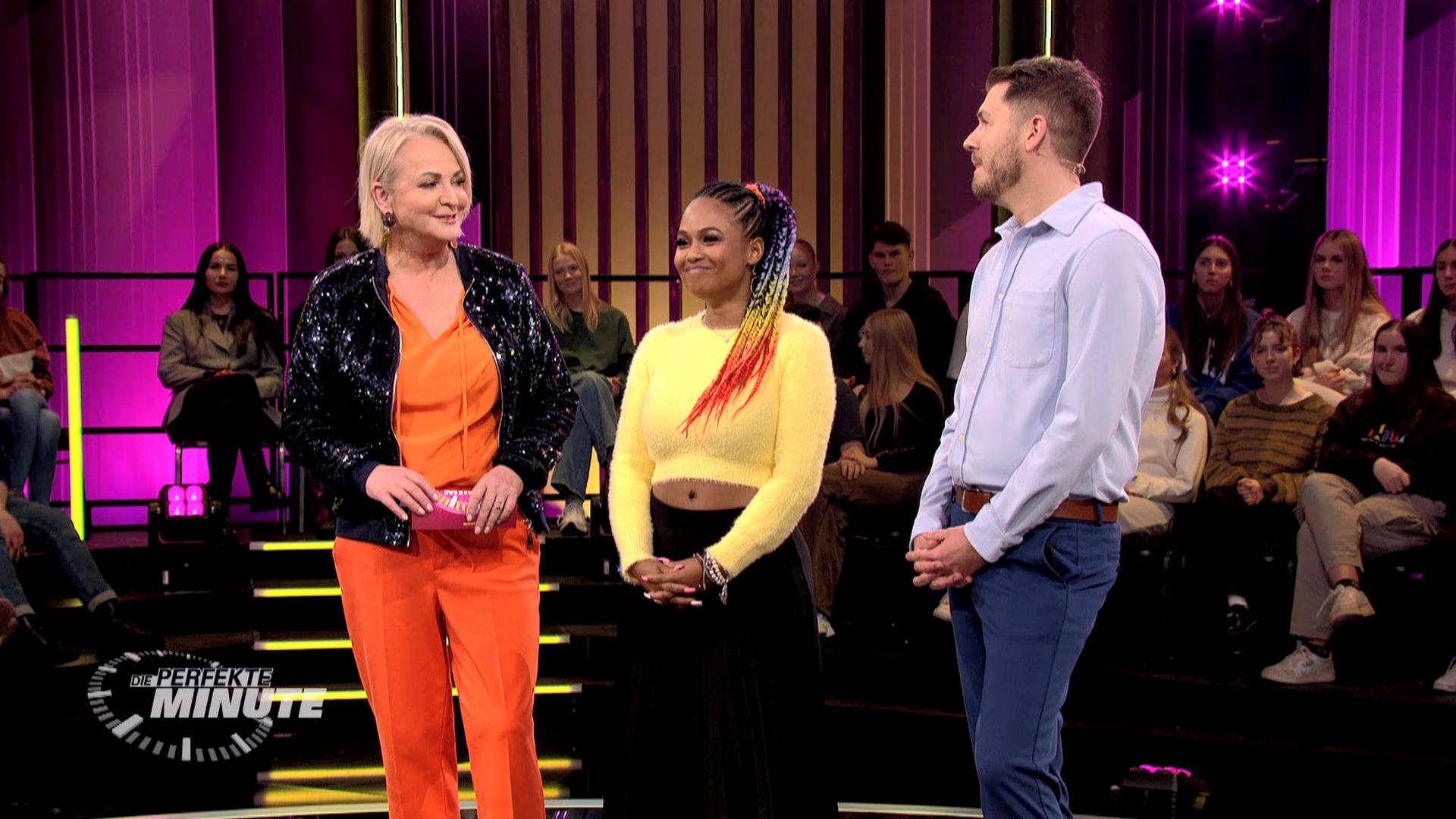 Sängerin Miss Kavila (Mitte) nimmt zusammen mit ihrem besten Freund Alexander an der von Ulla Kock am Brink (links) moderierten Show teil.