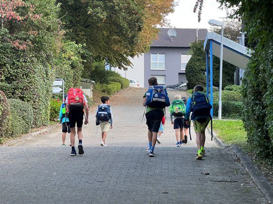Gemeinsam laufen die Schüler aus Dürrenbüchig von der Bushaltestelle in Diedelsheim zu ihren Klassenzimmern.