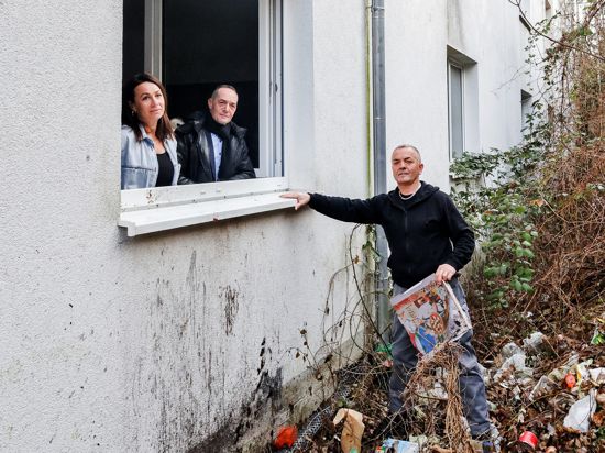 Vermüllt: Hinter dem Gebäude sieht es unappetitlich aus. Wohnungsbau-Chef Gerd Lehmann (Mitte), die Sozialbetreuerin Anastasia Weisert-Horn und Haustechniker Roland Schneider sind nicht erfreut darüber.