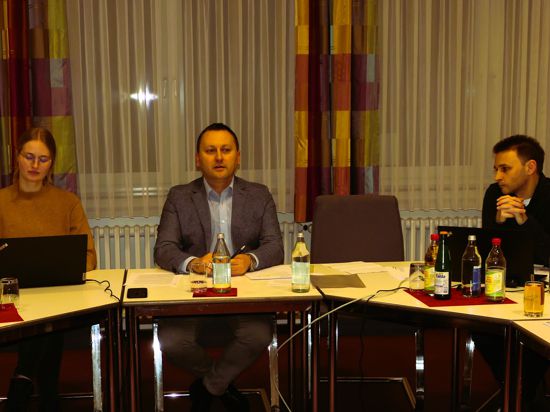 Bürgermeister Simon Bolg (Mitte) bei seiner ersten Sitzung des Gemeinderates mit Hauptamtsleiterin Sarah Riedel und Kämmerer Rainer Zimmermann.