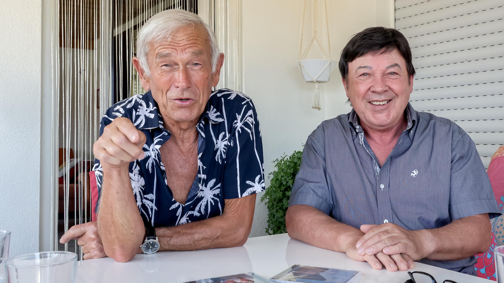Zwei ältere Herren lachen in die Kamera, Herbert Arlt (links) und Frank Petersen (rechts).