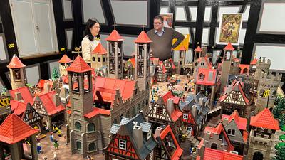 Das Herzstück der Ausstellung: Die Playmobil-Stadt belegt einen ganzen Raum im Museum. Linda Obhof zeigt Oberbürgermeister Martin Wolff die Störche auf einem Dach.