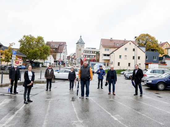 Stadtspaziergang der Brettener CDU-Fraktion mit Landtagskandidat Ansgar Mayr (Vierter von rechts) auf dem Sporgassen-Parkplatz.
