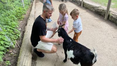 Steven Kolb (links) ist mit seinen Kindern Kate (Mitte) und Gabriel (rechts) im Tierpark Bretten.
