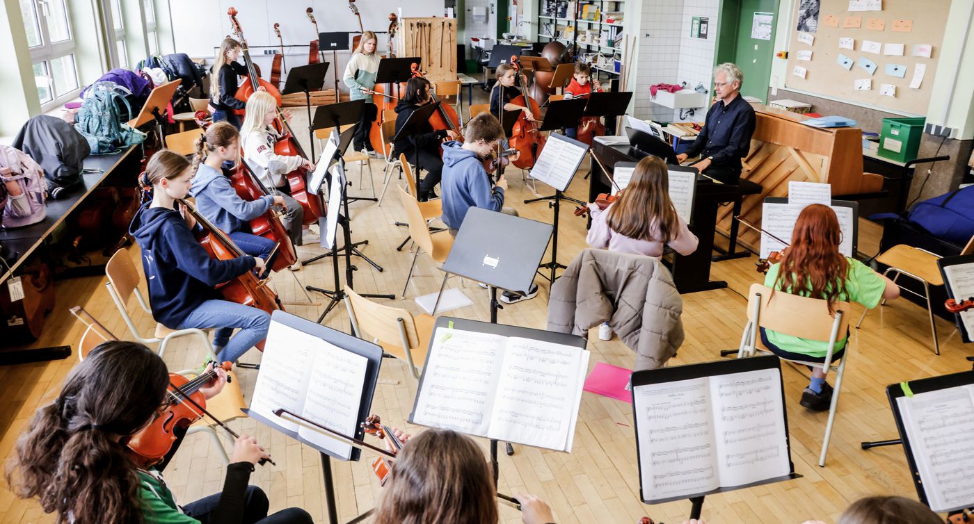 Schülerinnen und Schüler des Melanchthon-Gymnasiums Bretten proben an ihren Streichinstrumenten für die Auftritte am Freitag und Samstag, 26. und 27. April 2024.