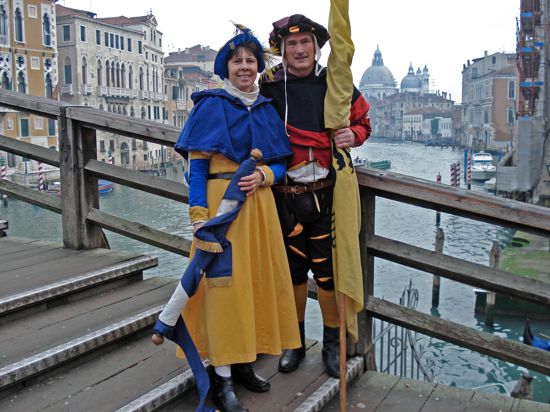 Viel unterwegs: In Venedig feiern Susanne und Konrad Gehringer den historischen Karneval. Er trägt dasselbe Gewand wie beim Kennenlernen 2001. Susanne dagegen hat ihr rotes Kleid ausgetauscht.