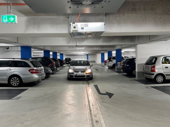 Beate Hirsch aus Flehingen verlässt die Tiefgarage, nachdem sie das erste Mal dort geparkt hat. Regelrecht begeistert äußert sie sich über die Größe der Parkplätze.