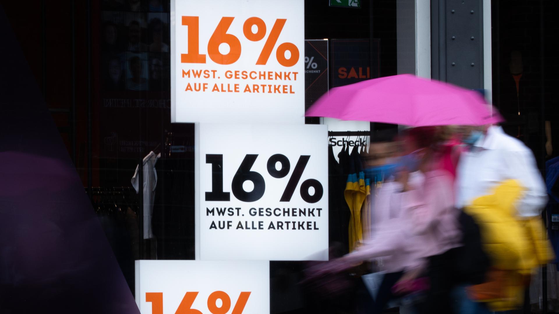 Schilder mit der Aufschrift "16% Mehrwertsteuer geschenkt auf alle Artikel" sind einem Schaufenster in der Hamburger Innenstadt zu sehen. Um die wirtschaftlichen Folgen der Corona-Pandemie einzudämmen, gilt seit dem 1. Juli eine geringere Mehrwertsteuer - bis zum Jahresende. Die meisten Mittelständler sehen darin wenig Positives.