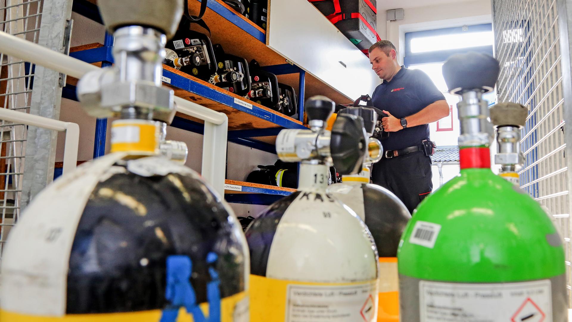 Brettens Feuerwehr-Kommandant Oliver Haas zeigt, wie in der zentralen Werkstatt der Feuerwehr Atemschutzgeräte und Atemschutzmasken gelagert werden.
