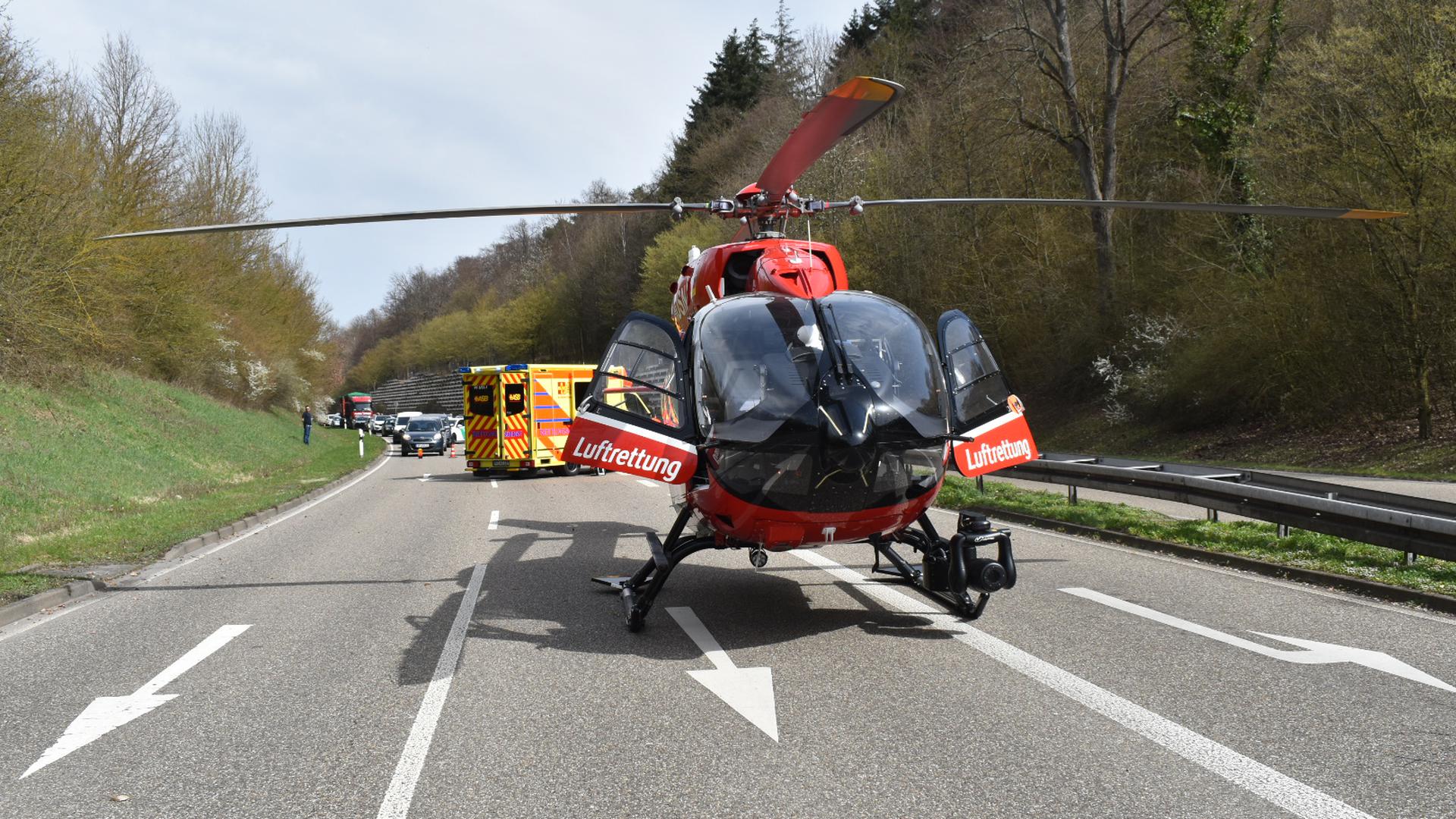 Wegen des schweren Unfalls musste ein Rettungshubschrauber auf der B10 in Pforzheim landen.