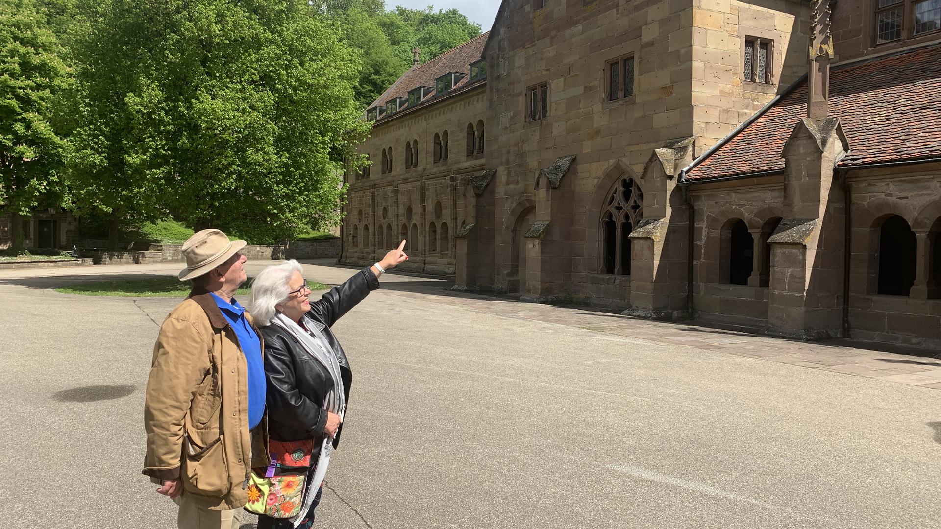 Uwe (links) und Katja Seitz (rechts) aus Dettenheim stehen im Klosterhof.