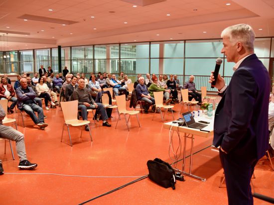 Großes Interesse: Über 80 Interessierte informierten sich zum Thema Energie bei einer Veranstaltung der VBU. Hier referiert Stadtwerke-Chef Stefan Kleck. 