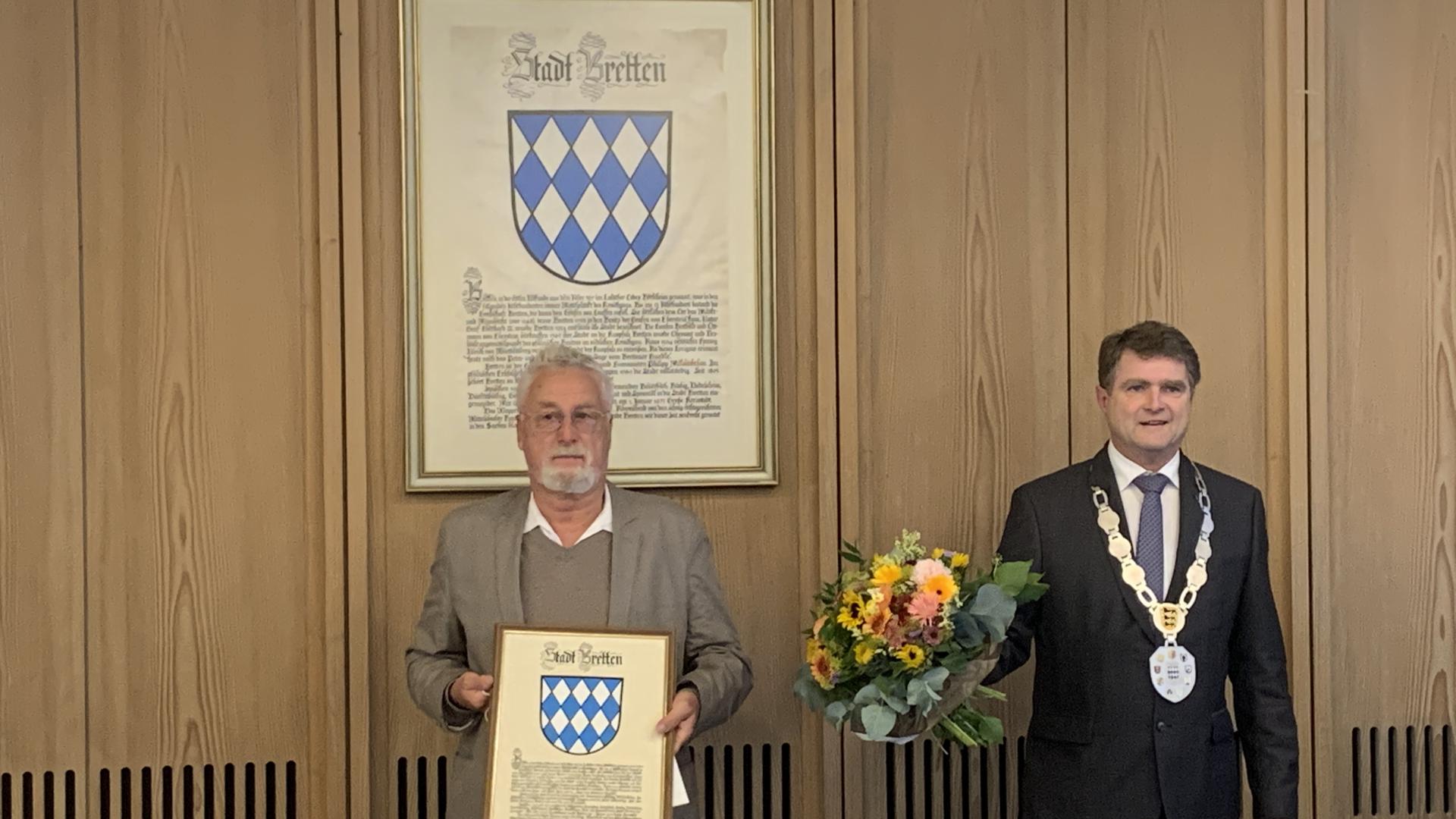Verabschiedung von Stadtrat Hans Joachim Reiber (links) durch Brettens OB Martin Wolff (rechts).