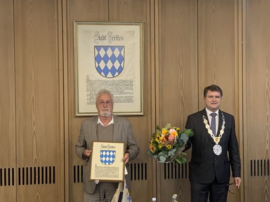 Verabschiedung von Stadtrat Hans Joachim Reiber (links) durch Brettens OB Martin Wolff (rechts).
