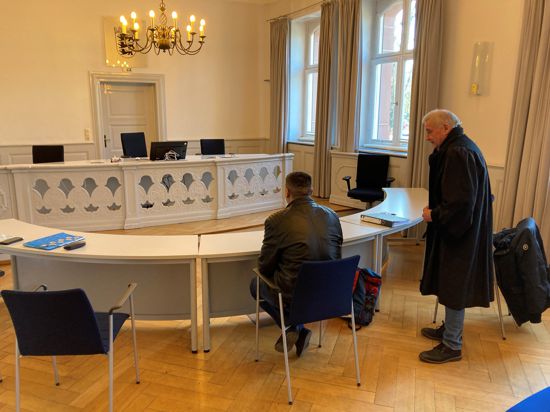 Schlechte Aussichten: Mit seinem Anwalt Frank Mangler (rechts) wartet Milan A. im Verwaltungsgericht Karlsruhe auf den Richter. 