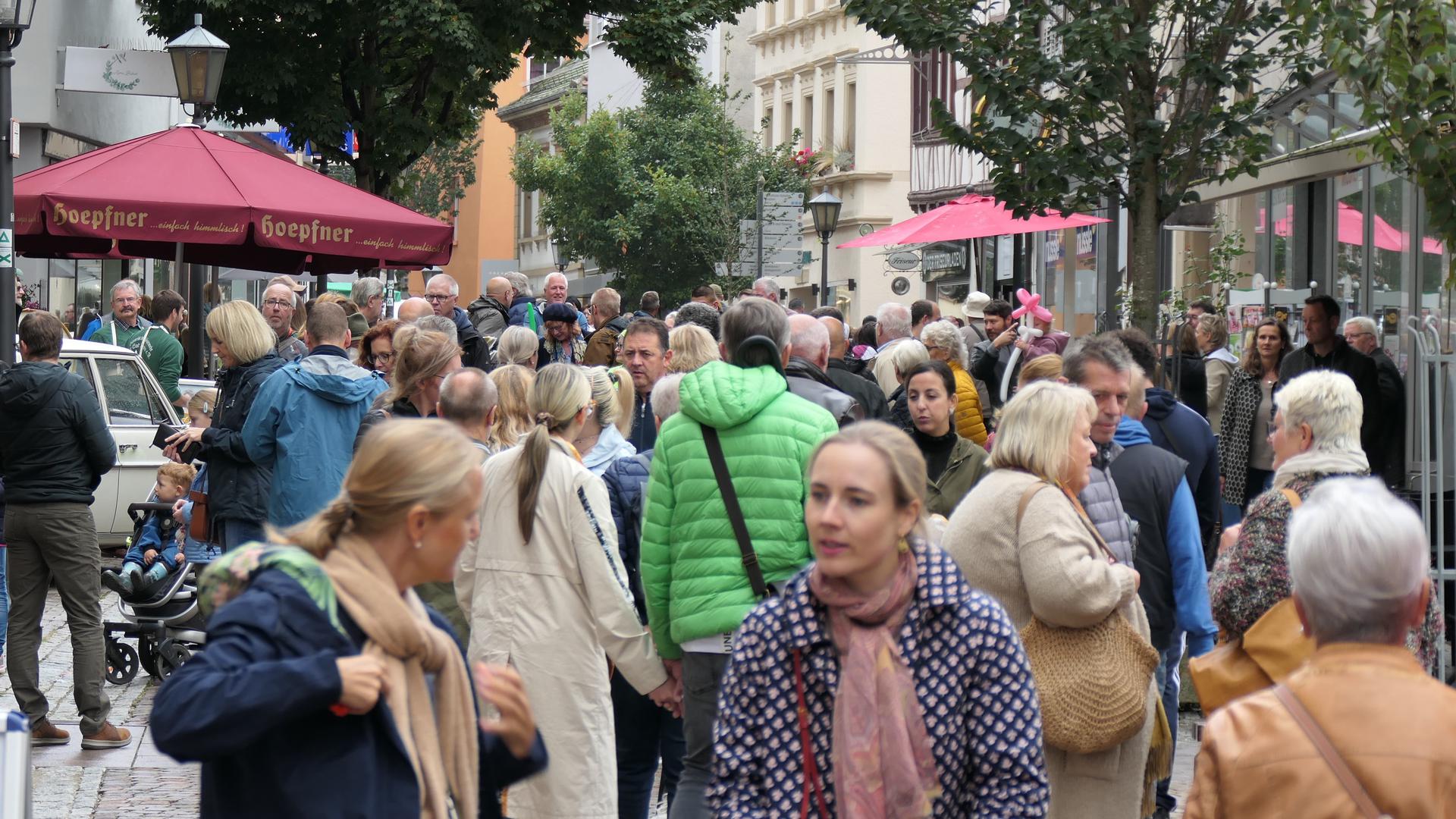 Viele Kauffreudige und Weinliebhaber: Der Weinmarkt und der verkaufsoffene Sonntag lockte viele Besucher in die Brettener Innenstadt.   