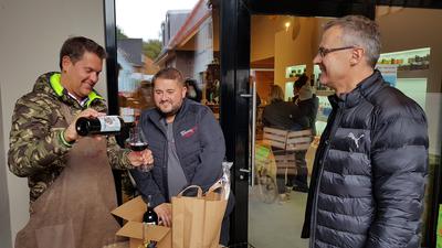 Mallorca-Partysänger Peter Wackel schenkt zur Eröffnung von „Biber‘s ScheunenMarkt“ in Großvillars gemeinsam mit Steffen Amann 
ein Gläschen für Thomas Antritter (rechts) ein.
