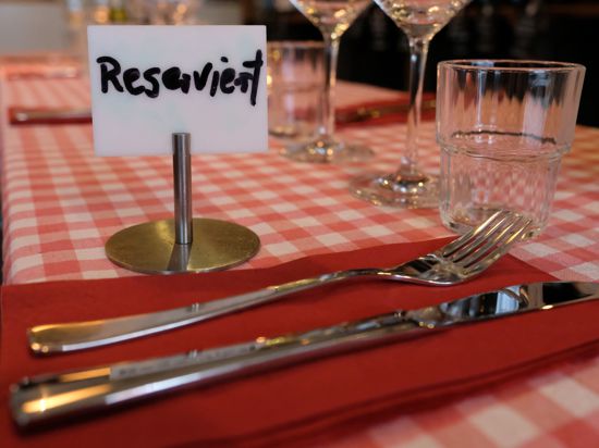 Ein Schild mit der Aufschrift «Reserviert» steht auf einem Tisch in einem Restaurant. (zu dpa ««Dramatisch»: Kaum Reservierungen von Weihnachtsfeiern in Gaststätten») +++ dpa-Bildfunk +++