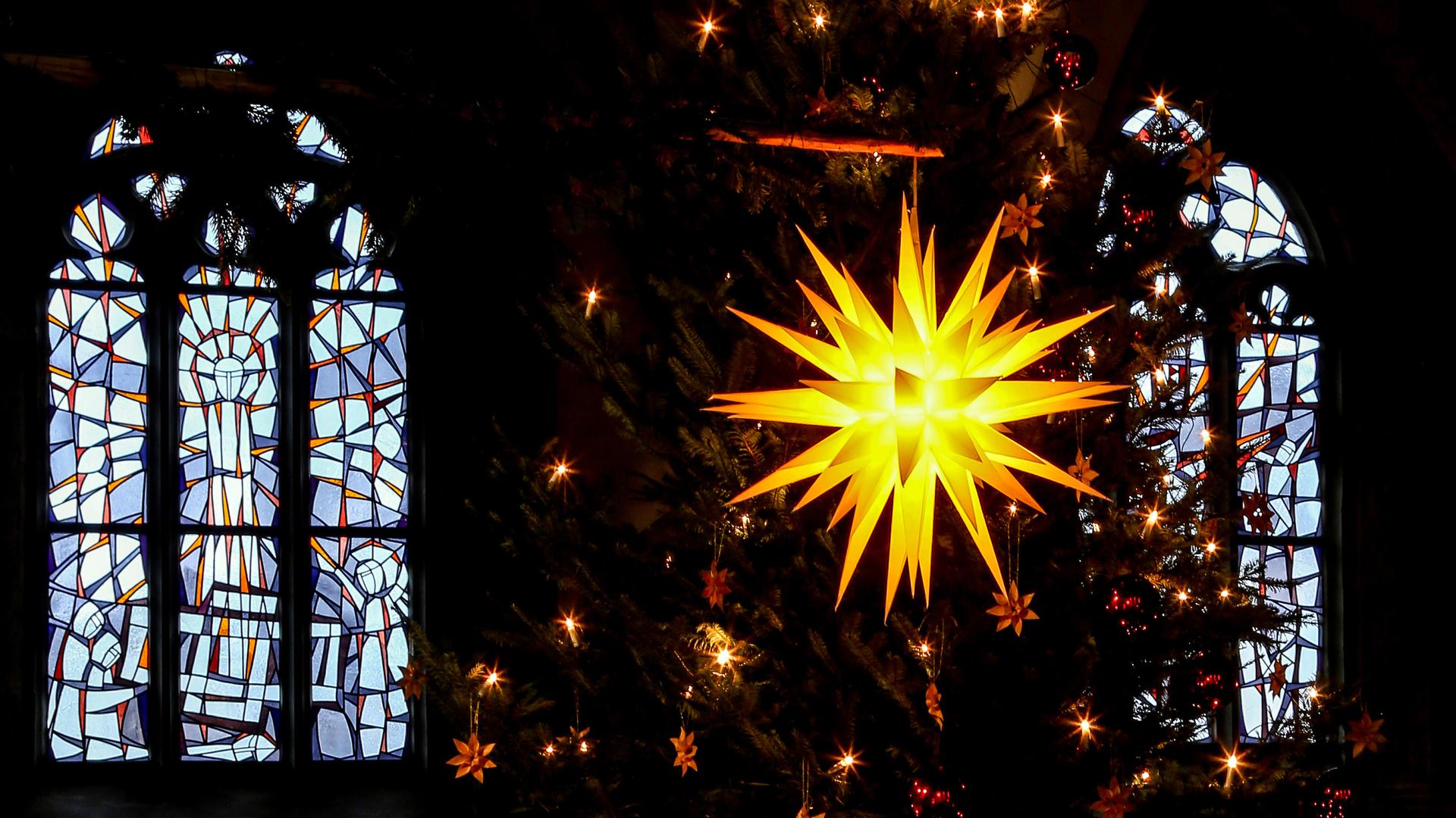 Weihnachtsstern vor Kirchenfenstern