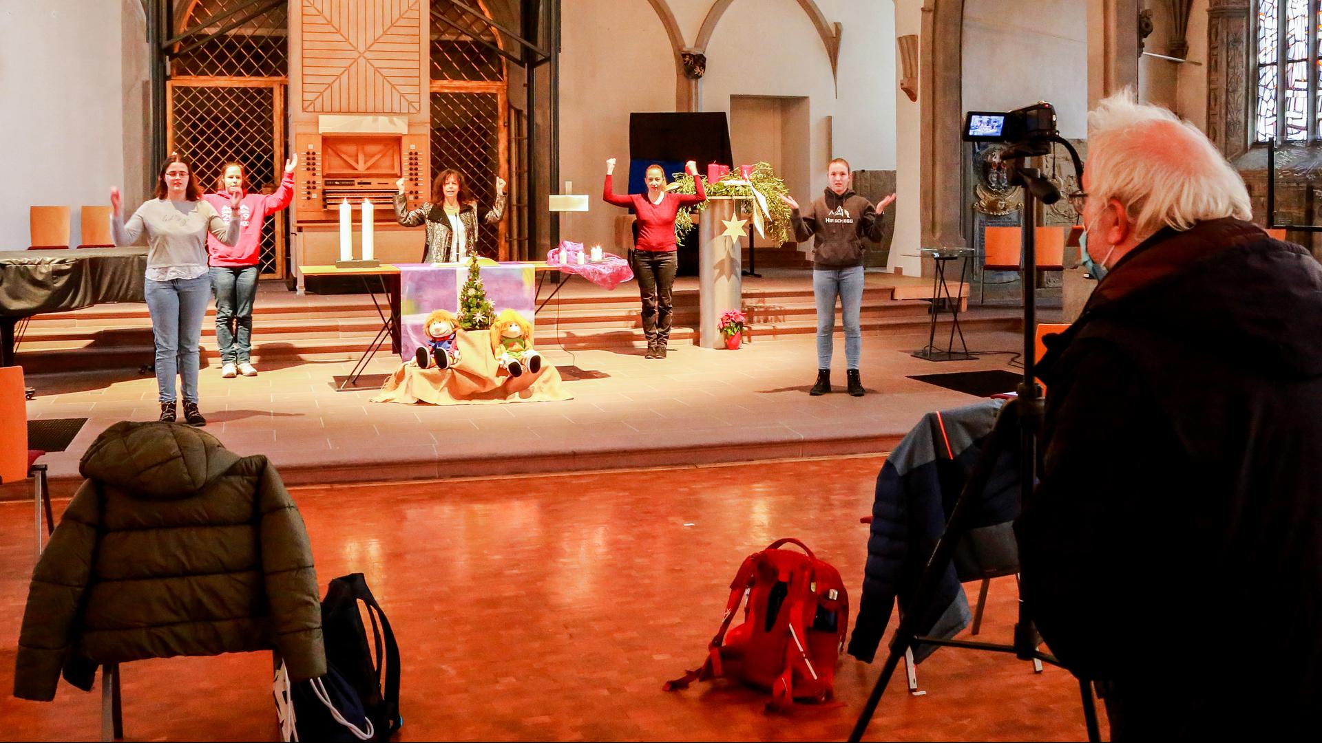 Leute in Kirche bei Filmaufnahmen