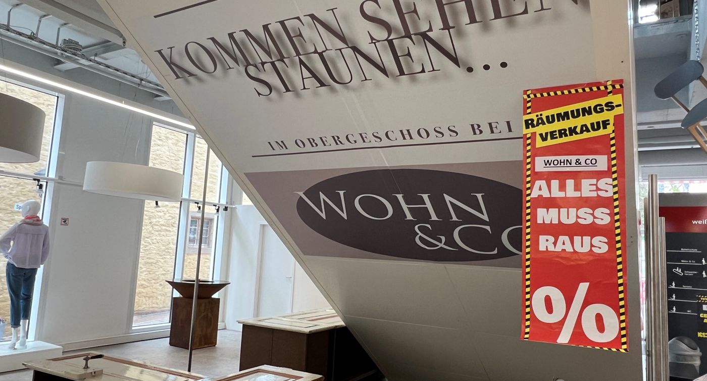 An diversen Stellen in und rund um die Weißhofer Galerie hängen Schilder, mit denen Wohn & Co. auf den Ausverkauf hinweist.