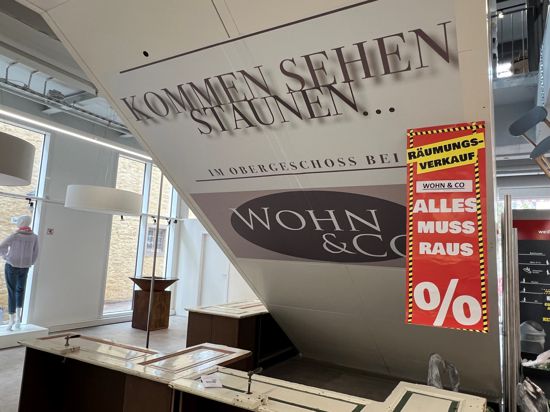An diversen Stellen in und rund um die Weißhofer Galerie hängen Schilder, mit denen Wohn & Co. auf den Ausverkauf hinweist.