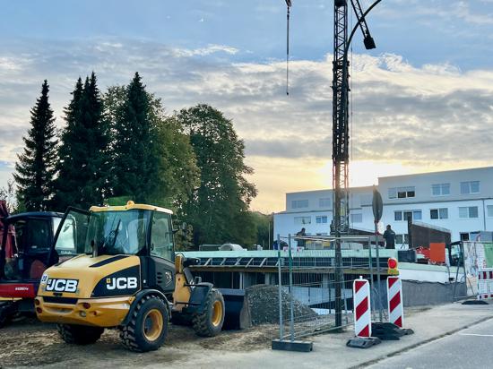 Bezahlbarer Wohnraum ist nicht nur durch Neubau – wie hier am Brettener Wannenweg – zu schaffen. Das zeigt ein Wohnraum-Projekt aus Karlsruhe, über das sich die SPD in Bretten informierte.