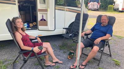 Zwei Leute mit Camper