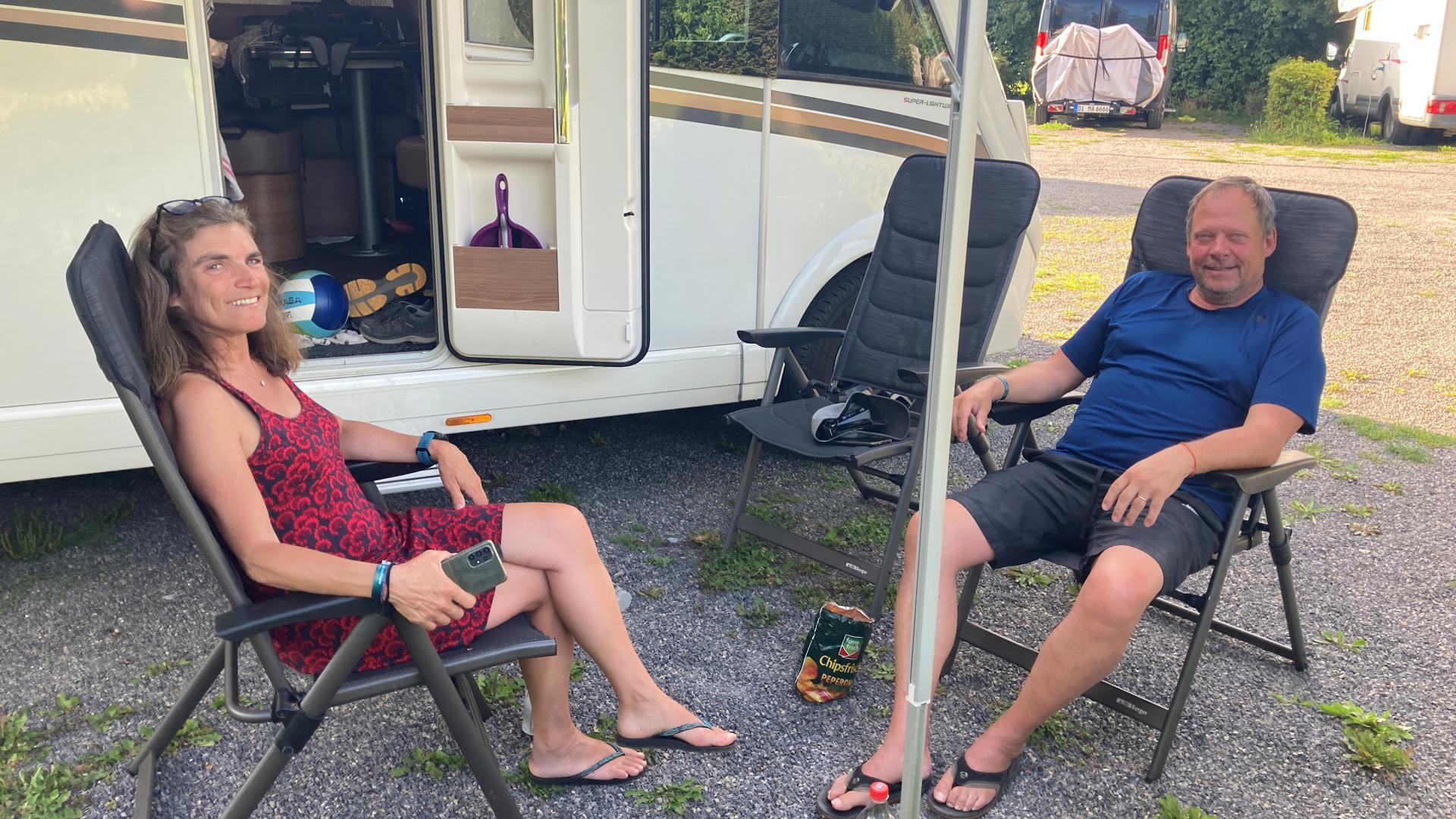 Zwei Leute mit Camper in Oberderdingen