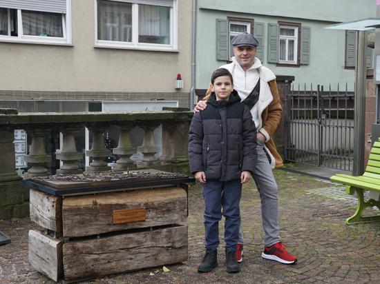 Matthias Goll und Sohn Theo stehen neben dem Stadtmodell.