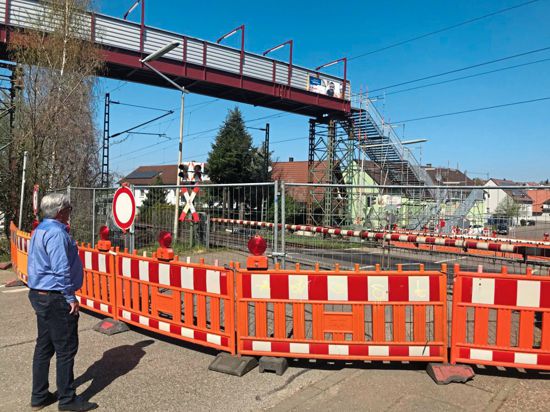 Ein Bild über die Lage vor Ort hat sich Gondelsheims Bürgermeister Markus Rupp beim Bahnübergang in Diedelsheim gemacht, der bis Ende Oktober ebenfalls gesperrt bleibt – allerdings sind in dem Brettener Stadtteil die Schranken dauerhaft geschlossen.