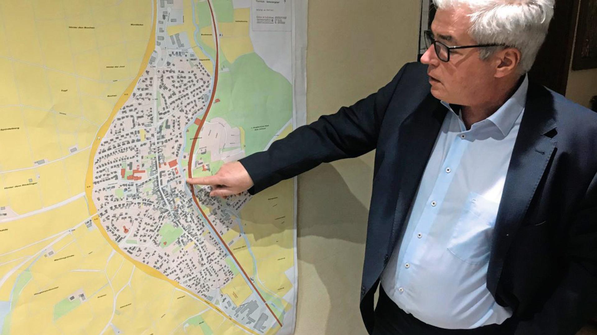 Wegen der Schließung des Bahnübergangs müssen Gondelsheims Bürgermeister Markus Rupp und seine Mitstreiter neue Wege für die Bevölkerung suchen, um die Gleise zu queren – für den Pkw-Verkehr lässt sich das nicht realisieren.