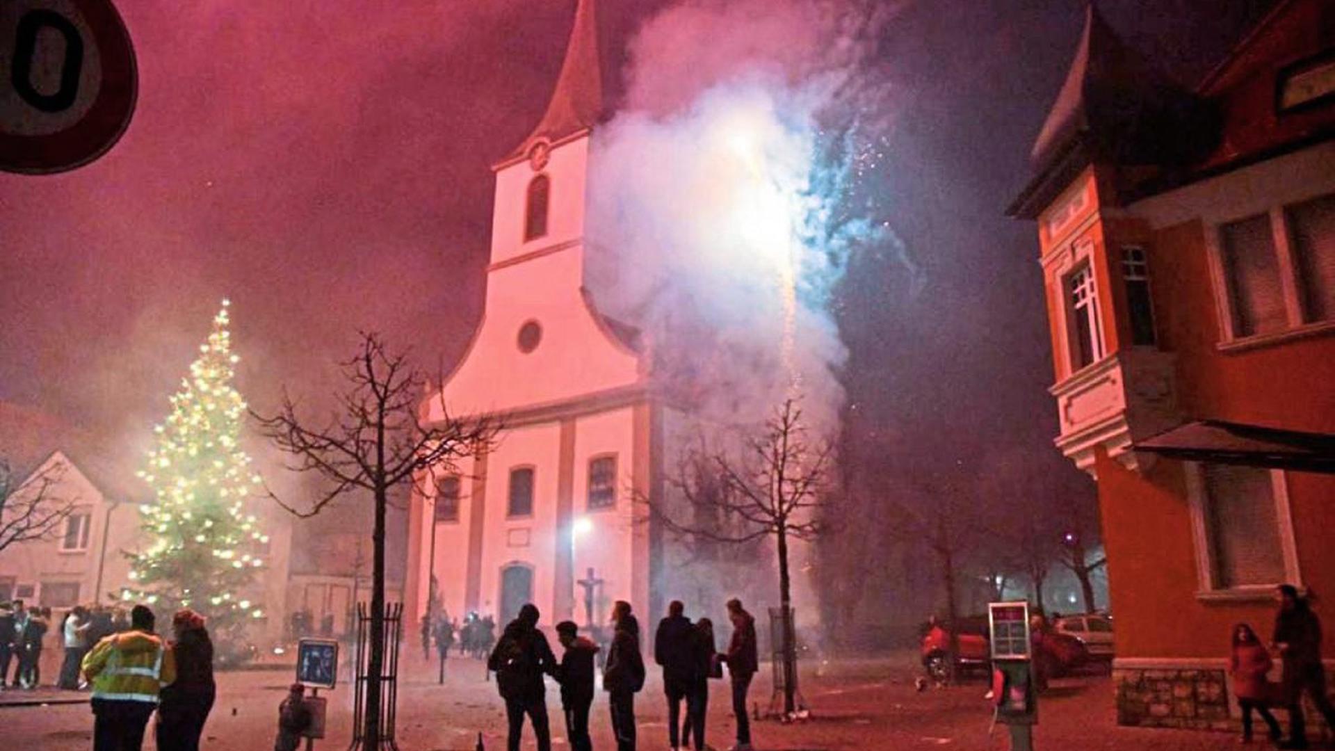 Ein Feuerwerk, wie dieses in Walzbachtal-Jöhlingen, in der Nähe einer Kirche zu entzünden, wäre in Bretten heute schon verboten. Für ein generelles Verbot in Bretten läuft eine Petition im Internet. Auch die Feinstaubentwicklung ist hier gut sichtbar.