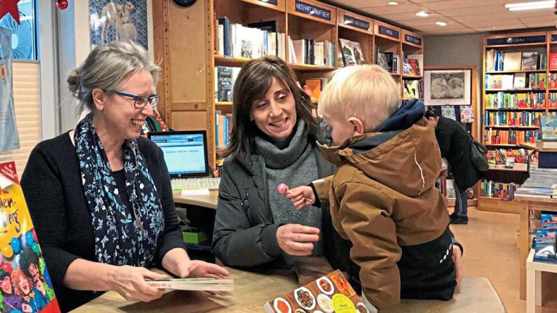 Ulrike Müller, Geschäftsleiterin der Buchhandlung Kolibri in Bretten (links), geht zuversichtlich ins neue Jahr. Sie setzt auf Kundenbindung durch kulante Angebote und gibt so etwa Buchgeschenke auf Probe mit.